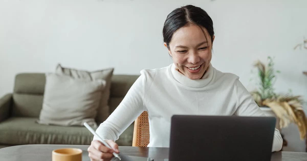 Simulasi wawancara online dengan rekaman dan evaluasi jawaban