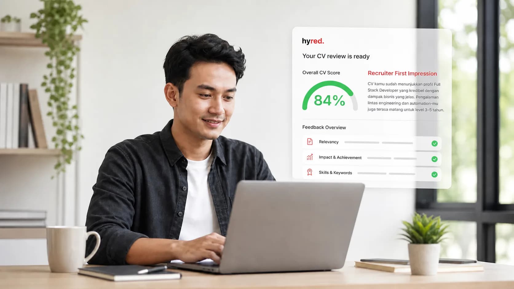 Profesional muda mengecek skor ATS CV di laptop dengan Hyred